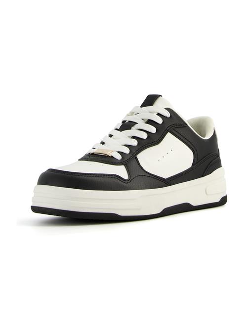 Se Bershka Sneaker low  sort / hvid ved About You