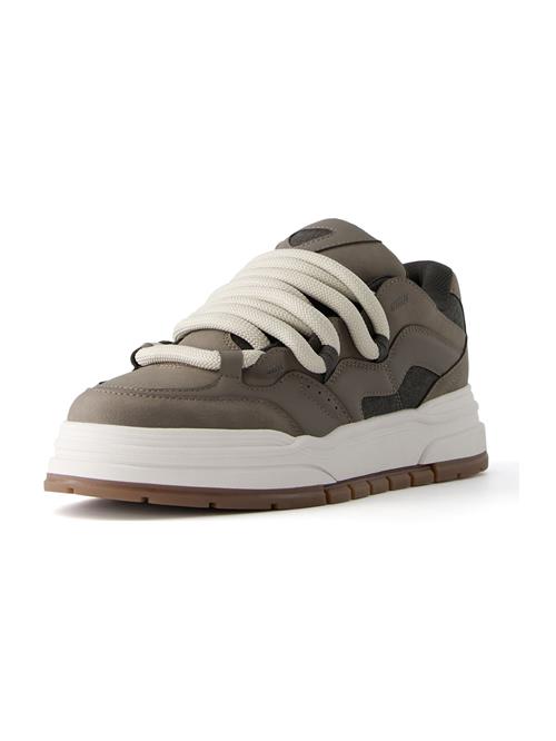 Se Bershka Sneaker low  taupe / mørkegrå ved About You