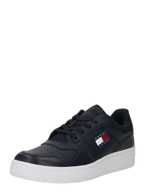 Se Tommy Jeans Sneaker low 'Essential Retro'  natblå / rød / hvid ved About You