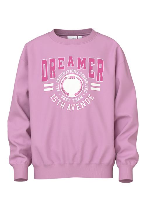 Se NAME IT Sweatshirt 'VILOUI'  lyserød / lys pink / hvid ved About You