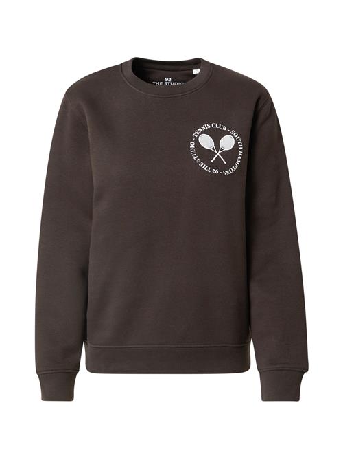 Se 92 The Studio Sweatshirt 'Tennis'  choko / hvid ved About You