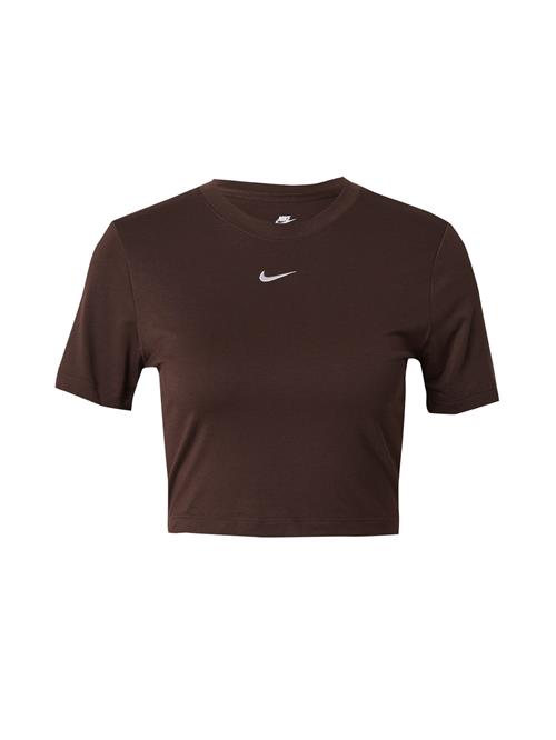 Se Nike Sportswear Shirts 'Essential'  mørkebrun / hvid ved About You