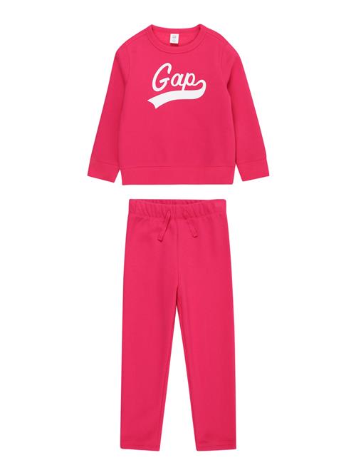 Se GAP Joggingdragt  magenta / hvid ved About You