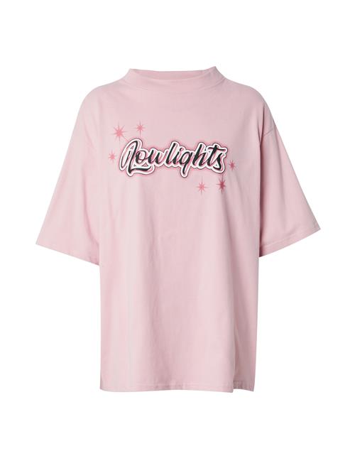 Se Low Lights Studios Oversized bluse 'SPARKLE'  pink / lys pink / sort / hvid ved About You