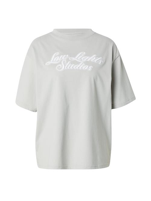 Se Low Lights Studios Shirts 'SHUTTER'  lysegrå / hvid ved About You