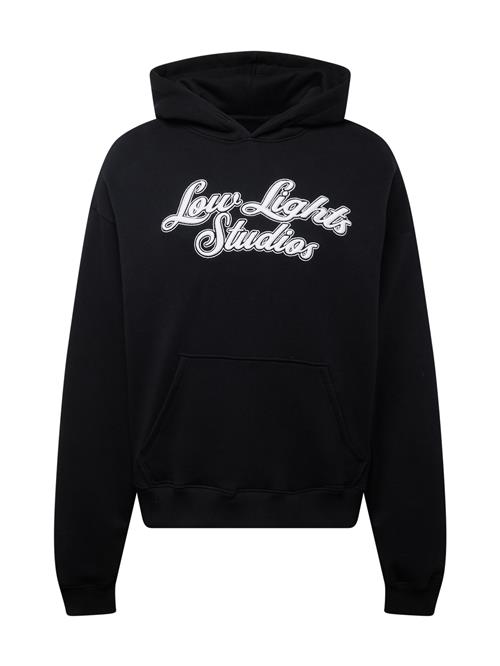 Se Low Lights Studios Sweatshirt 'SHUTTER'  sort / hvid ved About You