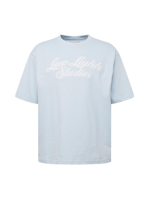 Se Low Lights Studios Bluser & t-shirts 'SHUTTER'  himmelblå / hvid ved About You