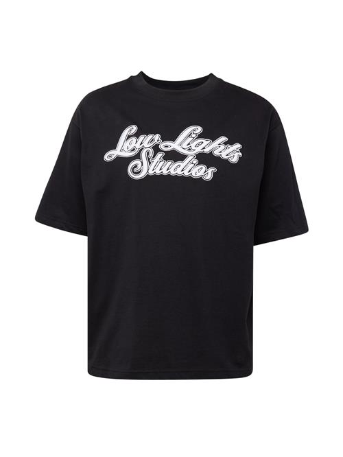 Se Low Lights Studios Bluser & t-shirts 'SHUTTER'  sort / hvid ved About You