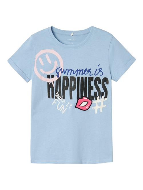 Se NAME IT Bluser & t-shirts 'AXINA HAPPY'  lyseblå / lyserød / sort / hvid ved About You