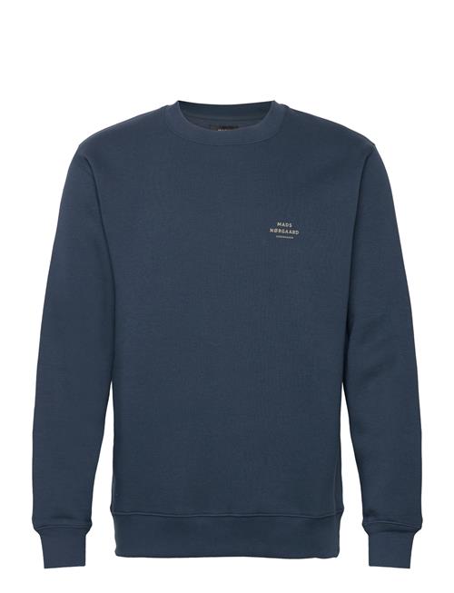 Se Mads Nørgaard Standard Crew Logo Sweat Mads Nørgaard Blue ved Booztlet