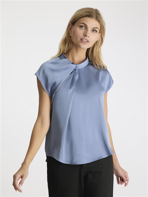 Neo Noir Fleur Drapy Satin Blouse Kvinde Dusty Blue Kortærmede Bluser Str 40 - hos Magasin