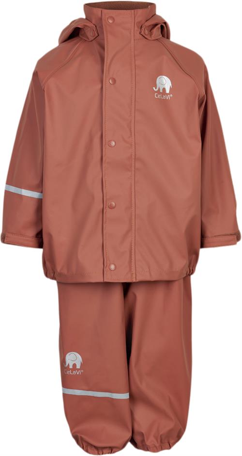 Se CeLaVi Basic Rainwear set Solid PU Str 90 Unisex - Redwood Regntøj hos Magasin ved Magasin