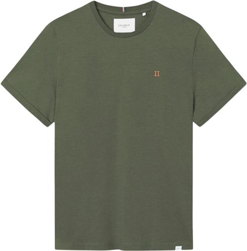 Se Les Deux Nørregaard Tshirt Mand Olive Night/orange Kortærmede T-shirts Str L - hos Magasin ved Magasin