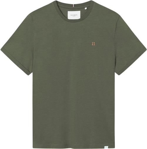 Se Les Deux Nørregaard Tshirt Mand Olive Night/orange Kortærmede T-shirts Str M - hos Magasin ved Magasin