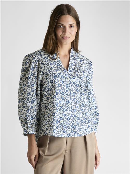 Se Neo Noir Balza Floral Blouse Kvinde Blue Langærmede Bluser Str 34 - hos Magasin ved Magasin