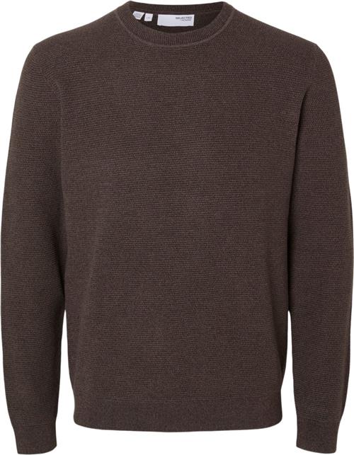 Se Selected Homme Slhross LS Knit Structure Crew Neck Mand Chocolate Torte/morel Twist Sweaters Str S - hos Magasin ved Magasin