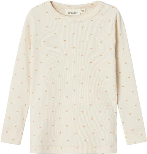 Se Lil' Atelier Nmfgago LS Slim TOP LIL Noos Str 116 - Turtledove/heart Langærmede T-shirts hos Magasin ved Magasin