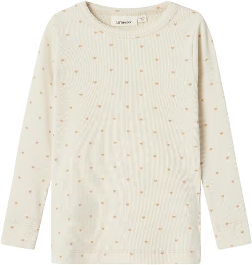 Se Lil' Atelier Nmfgago LS Slim TOP LIL Noos Str 110 - Turtledove/heart Langærmede T-shirts hos Magasin ved Magasin