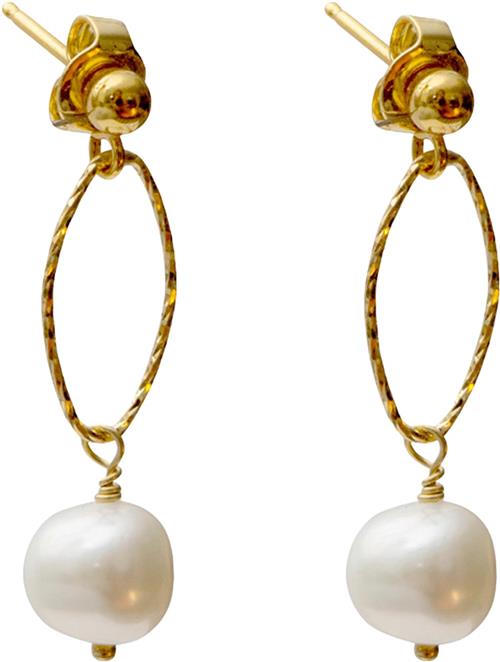 Se BeChristensen Gina Pearl Earrings Gold 3 cm - Ørestikker hos Magasin ved Magasin