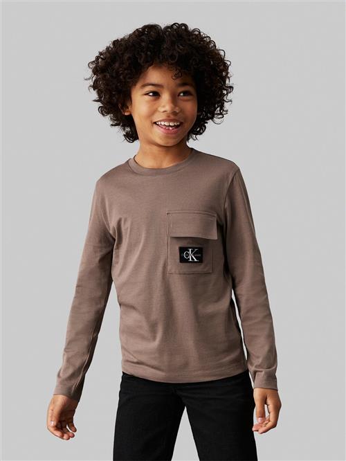 Se Calvin Klein Badge REG. LS Tshirt Str 8 - Falcon Langærmede T-shirts hos Magasin ved Magasin