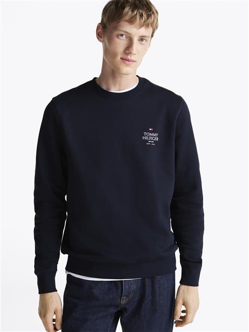 Se Tommy Hilfiger Hilfiger Stack Sweatshirt Mand Desert Sky Sweatshirts Str XL - hos Magasin ved Magasin