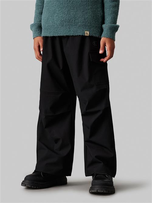 Se Calvin Klein DRY Knit Parachute Pants Str 12 - Ck Black Bukser hos Magasin ved Magasin