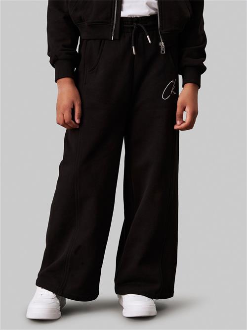 Calvin Klein CK Signage Wide Sweatpants Str 8 - Ck Black Bukser hos Magasin