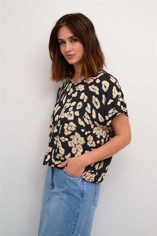 Kaffe Kabeathe Stanley Blouse Kvinde Black/sand Leo Print Kortærmede Bluser Str 40 - hos Magasin