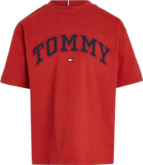 Tommy Hilfiger Varsity Embroidery TEE SS Str 4 år / 104 cm - Dark Magma Kortærmede T-shirts hos Magasin