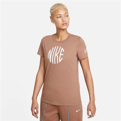 Se Nike Sportswear T Shirt XS - Trænings T-shirts hos Magasin ved Magasin