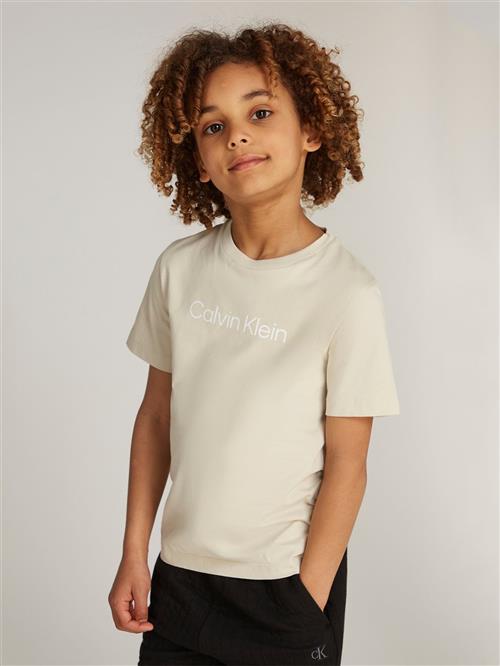 Se Calvin Klein Inst. Logo SS Tshirt Str 8 - Pelican Kortærmede T-shirts hos Magasin ved Magasin