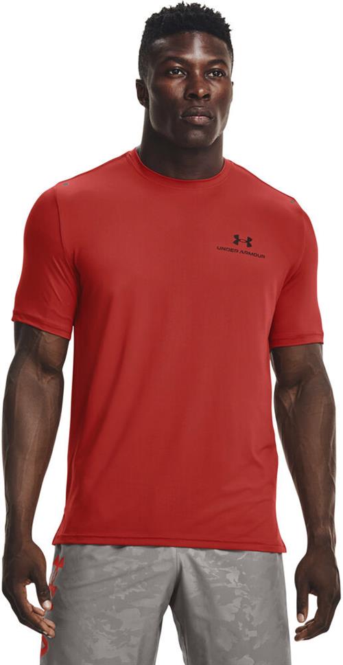 Se Under Armour Rush Energy Traenings T Shirt S - T-shirts Polyester hos Magasin ved Magasin