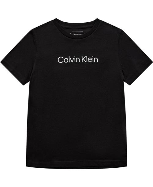 Se Calvin Klein Inst. Logo SS Tshirt Str 8 - Ck Black Kortærmede T-shirts hos Magasin ved Magasin