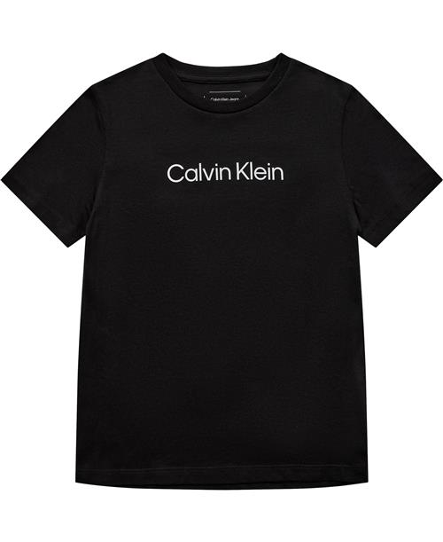 Se Calvin Klein Inst. Logo SS Tshirt Str 10 - Ck Black Kortærmede T-shirts hos Magasin ved Magasin