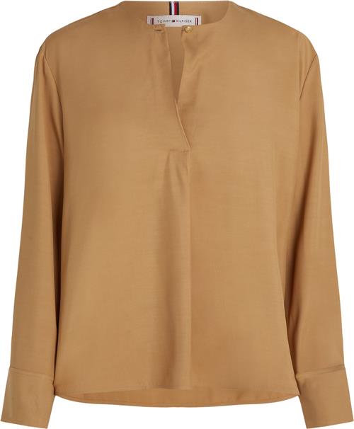 Se Tommy Hilfiger Fluid Viscose Vneck Rlxd Blouse Kvinde Classic Khaki Langærmede Bluser Str 42 - hos Magasin ved Magasin