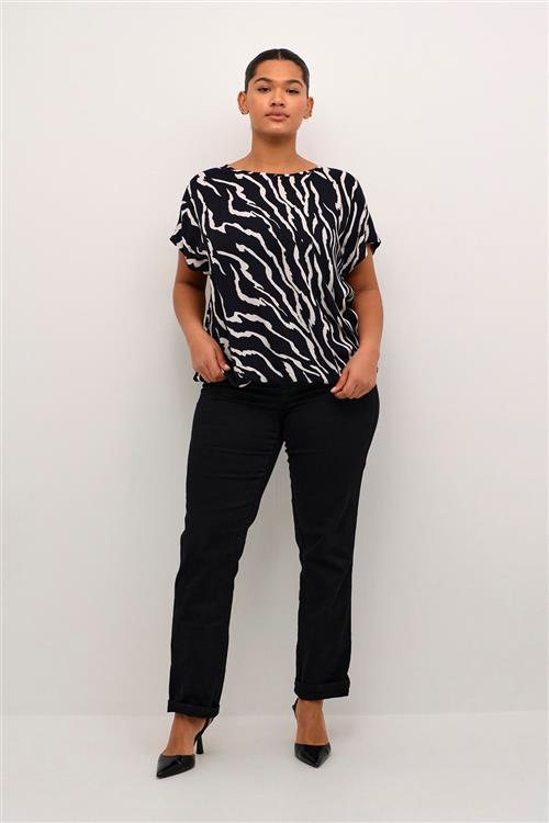 Se Kaffe Curve Kcsonna Stanley Top Kvinde Black / Antique Zebra Print Kortærmede Bluser Str 42 - hos Magasin ved Magasin