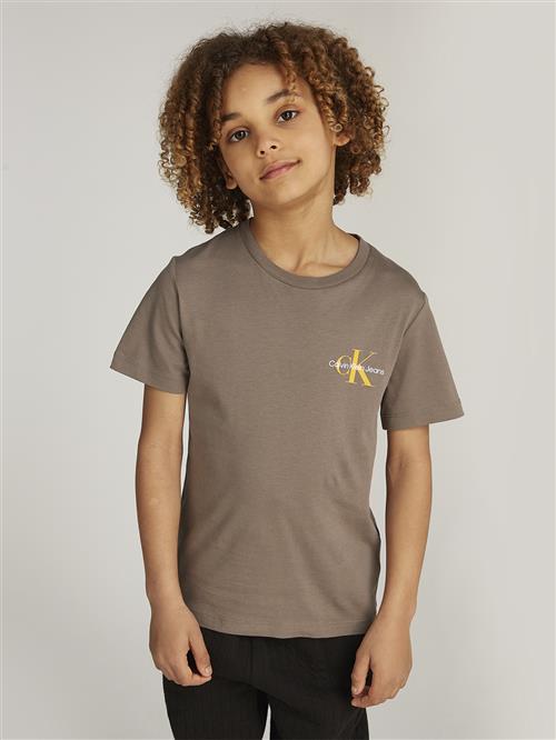 Se Calvin Klein Chest Monologo SS Tshirt Str 12 - Falcon Kortærmede T-shirts hos Magasin ved Magasin