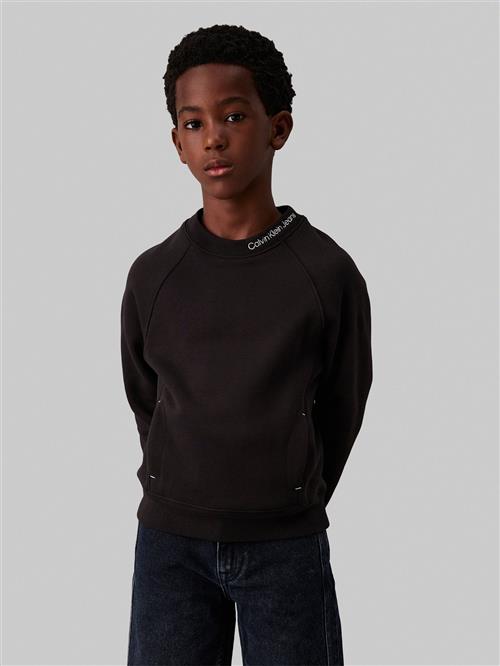 Se Calvin Klein Neck EMB. Fleece Crewneck Str 16 - Ck Black Sweatshirts hos Magasin ved Magasin