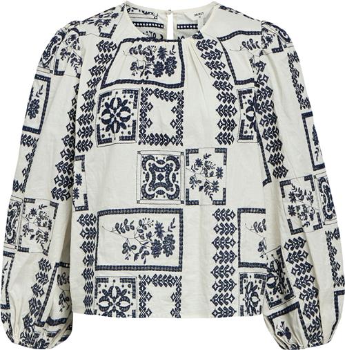 Se Object Objdicte LO L/S TOP CC1 AW Kvinde White Sand/sky Captain Embroidery Toppe Str 40 - hos Magasin ved Magasin