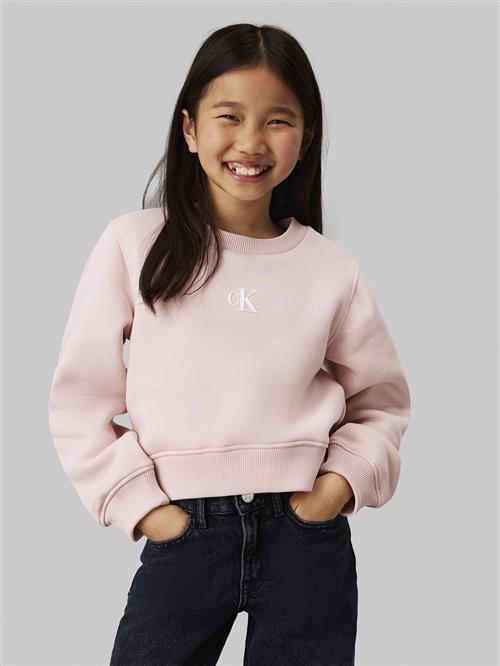 Se Calvin Klein CK Logo CN Fleece Sweatshirt Str 12 - Peach Whip Sweatshirts hos Magasin ved Magasin