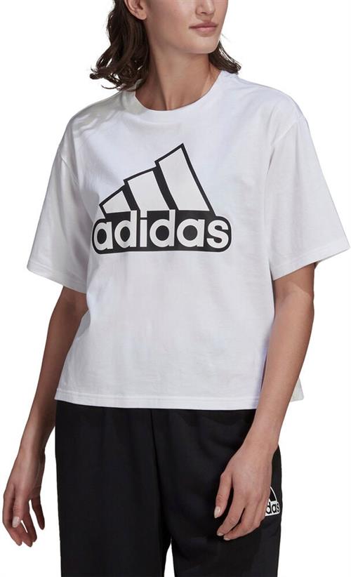 Se adidas Essentials Logo Boxy Tshirt XS - Trænings T-shirts hos Magasin ved Magasin