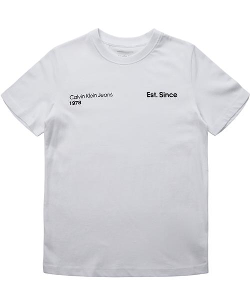 Se Calvin Klein REG. CK Graphic SS Tshirt Str 16 - Bright White Kortærmede T-shirts hos Magasin ved Magasin