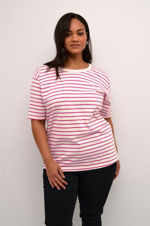 Se Kaffe Curve Kcwinni 1/2 Sleeve Tshirt Kvinde Ant. White/fuchsia Stripe Kortærmede T-shirts Str XL - hos Magasin ved Magasin