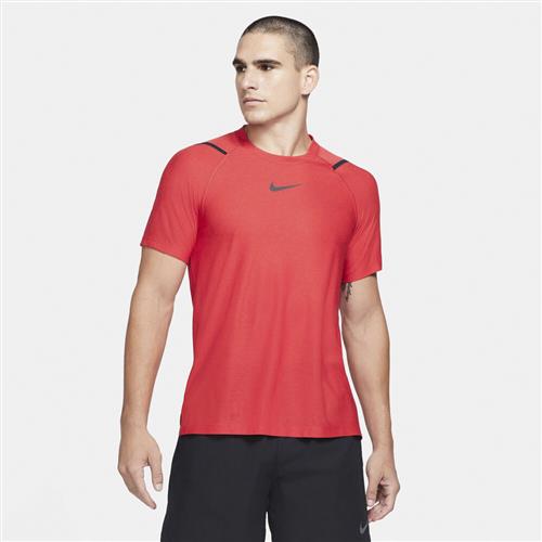 Se Nike Pro T Shirt S - T-shirts hos Magasin ved Magasin