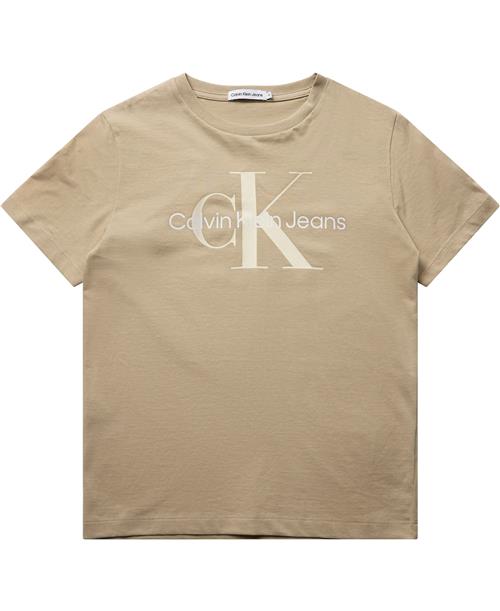 Se Calvin Klein CK Monogram SS Tshirt Str 12 år - Rae Kortærmede T-shirts hos Magasin ved Magasin