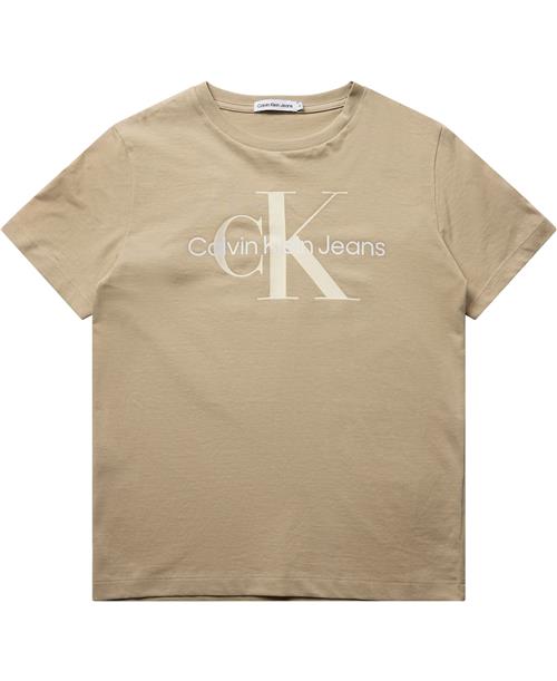 Se Calvin Klein CK Monogram SS Tshirt Str 14 år - Rae Kortærmede T-shirts hos Magasin ved Magasin