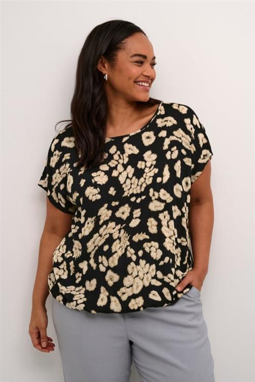 Se Kaffe Curve Kcbella Stanley Blouse Kvinde Black/sand Leo Print Kortærmede Bluser Str 44 - hos Magasin ved Magasin