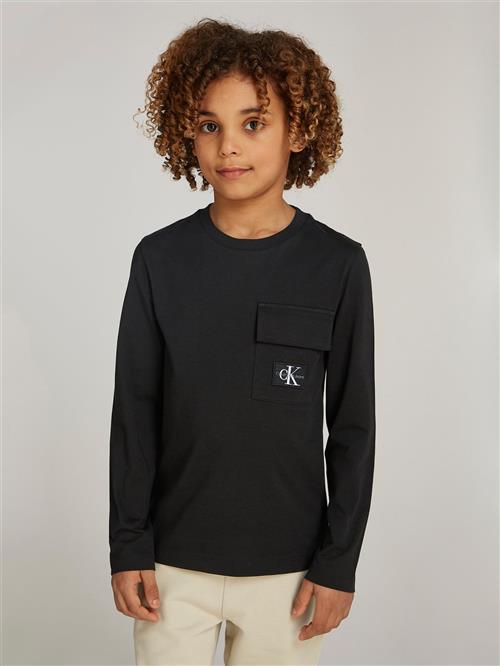 Se Calvin Klein Badge REG. LS Tshirt Str 14 - Ck Black Langærmede T-shirts hos Magasin ved Magasin