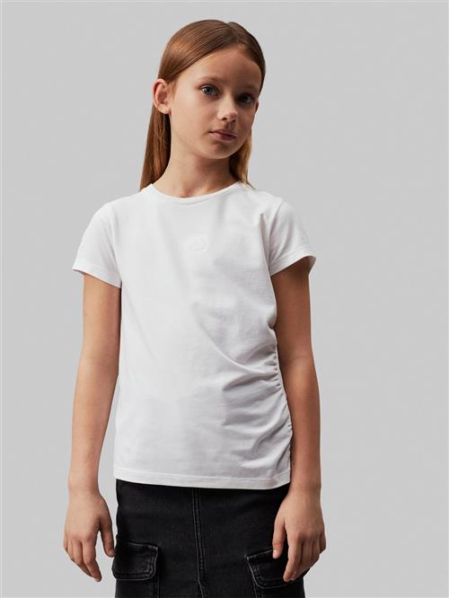 Se Calvin Klein Soft Drape SS Tshirt Str 10 år - Yaf Kortærmede T-shirts hos Magasin ved Magasin