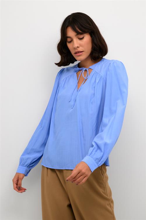 Se Kaffe Kabarbara Blouse Kvinde Vista Blue Langærmede Bluser Str 44 - hos Magasin ved Magasin